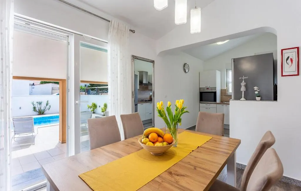 Holiday Home Elin 파자나 0*,